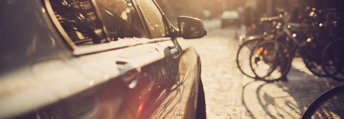 Auto und Fahrräder in der Sonne